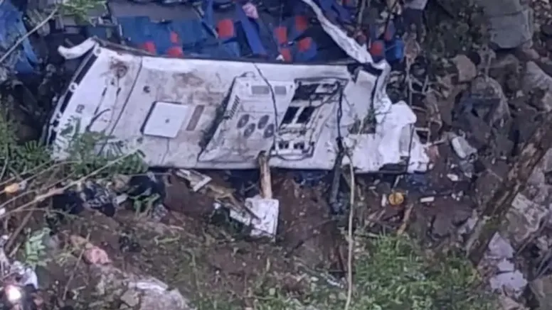 Accident teribil, 12 copii au murit, după ce un autobuz care se întorcea dintr-o excursie s-a răsturnat