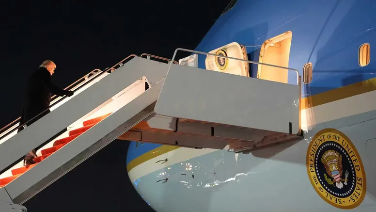 Trump a ajuns cu întârziere în Elveția, după ce a trebuit să-și schimbe avionul din cauza unor probleme electrice. Tensiuni planetare la Davos