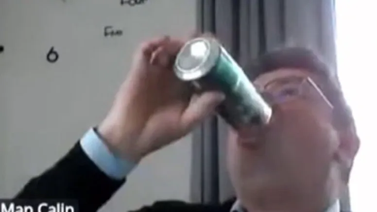 Când faci ce iubeşti, nu o să munceşti o zi în toată viaţa! Cel mai relaxat consilier local din România şi-a desfăcut o bere în timpul şedinţei