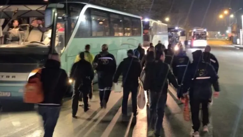 FOTO Bătaie la protestul minerilor. Fanii lui Călin Georgescu, infiltrați să cauzeze haos. Ortacii plâng că nu s-au înțeles cu Bolojan în privința concedierilor de la 1 aprilie 2026