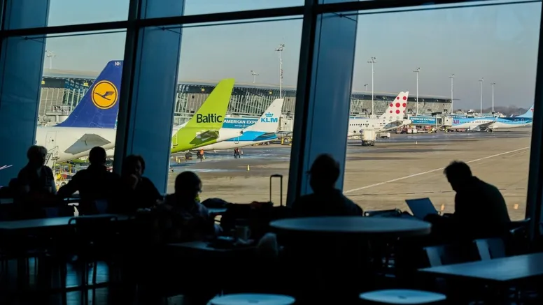 Europenii s-ar putea confrunta cu scumpiri și chiar anulări de zboruri. Kerosenul disponibil mai ajunge doar pentru ”aproximativ șase săptămâni”