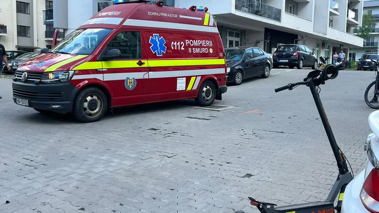 Două fete de 10 şi 11 ani, aflate pe o trotinetă electrică, rănite după ce au intrat într-o maşină