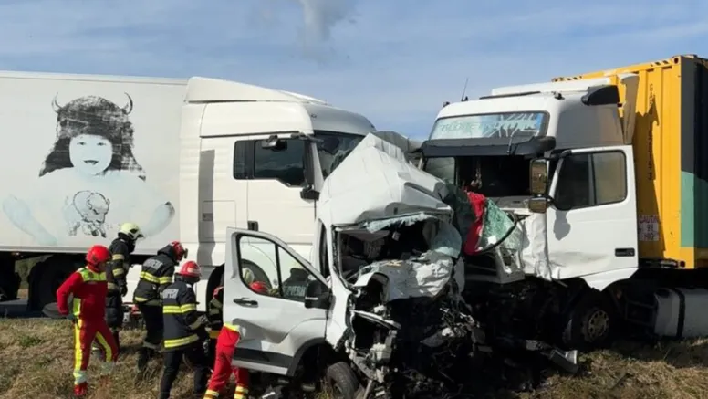 S-a aflat identitatea victimelor din accidentul produs în Caraș-Severin. Rachael și Allison au murit  strivite între două TIR-uri. Ce  transportau cele două femei în microbuz
