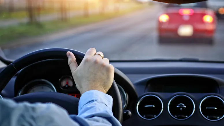 Amendă și permis suspendat pentru șoferii care fac acest gest în trafic. Greșeala aparent banală care îi poate lăsa pietoni timp de 30 de zile