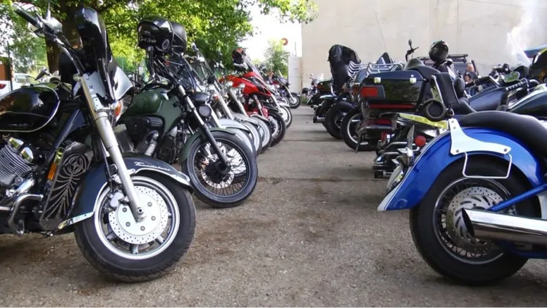 Motocicliștii vor putea trece legal printre mașini la semafor. Vor circula inclusiv pe benzile destinate transportului în comun