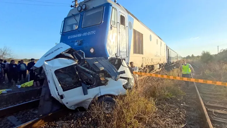 Filmul tragediei din Galați, în care patru persoane au murit după ce autoutilitara lor a fost spulberată de tren. Ce s-a întâmplat cu puțin timp înainte de accident VIDEO