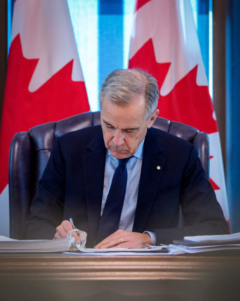 Foto de arhivă: Prim-ministrul Mark Carney, în biroul său din Blocul de Vest de pe Colina Parlamentului, la Ottawa, pe 2 decembrie 2025.