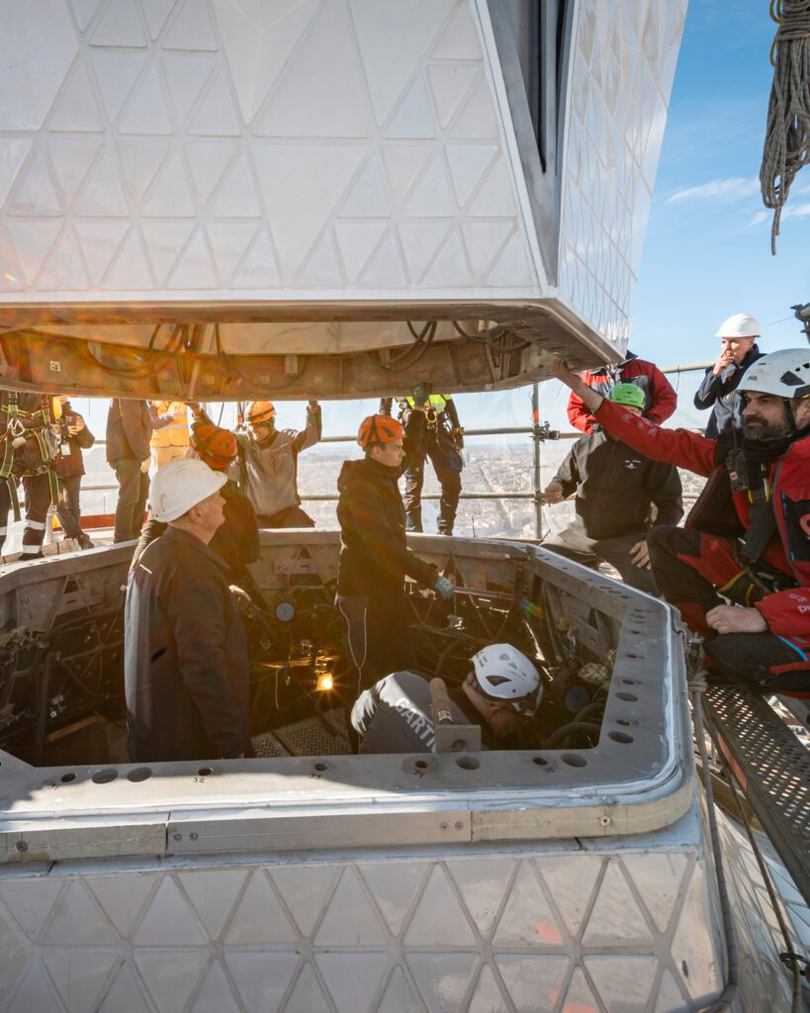 Cu o înălțime ajunsă la 172,5 metri, Sagrada Familia, căreia arhitectul catalan Antoni Gaudí i-a dedicat ultima parte a vieții sale, devine cea mai înaltă clădire din Barcelona și cea mai înaltă catedrală din lume.