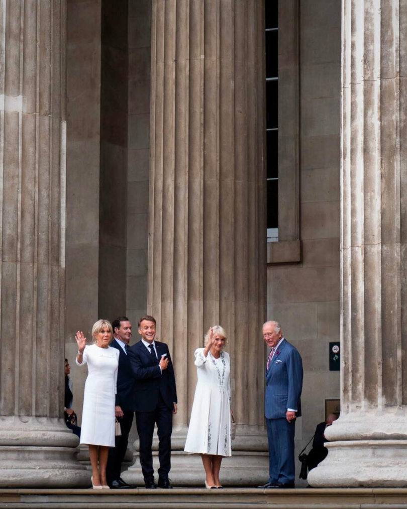 Regele Charles al III-lea și regina Camilla, alături de președintele francez Emmanuel Macron și de prima doamnă Brigitte Macron, sosesc pentru a vizita expoziția Tapiseriei de la Bayeux la Muzeul Britanic din Londra. Sursa foto Facebook - Royal Family.