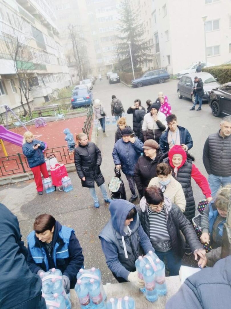 Criza apei a fost declanșată de neglijențe în gestionarea lucrărilor la Barajul Paltinu și a distribuției apei către localitățile afectate.