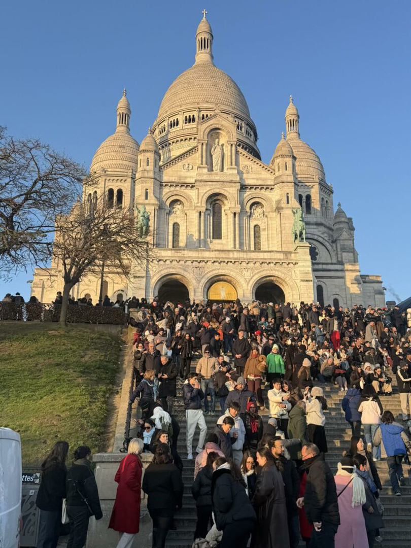 Vizitatori la Paris, în Franța.