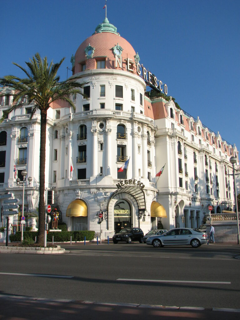 Fondatorul acestui hotel a fost românul Henri Negresco (n. 14 martie 1870 , București, România – d. 14 mai 1920 , Paris, Franța), care a lucrat mulți ani ca maître d’hôtel la cele mai cunoscute hoteluri de lux din Europa, fiind gazda unei clientele bogate precum familia Rockefeller.