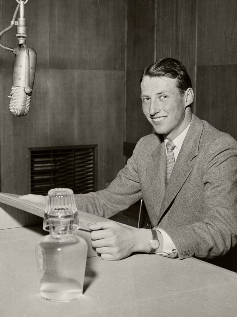 Prințul Harald în studioul NRK, citind cu voce tare urări cu ocazia celei de-a 85-a aniversări a regelui Haakon, 1957. Fotografie: NTB, Colecțiile Regale.