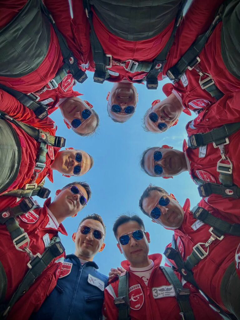 Türk Yıldızları Akrobasi Timi Resmî Facebook Hesabı / Official Facebook Account of Turkish Stars Aerobatic Team.