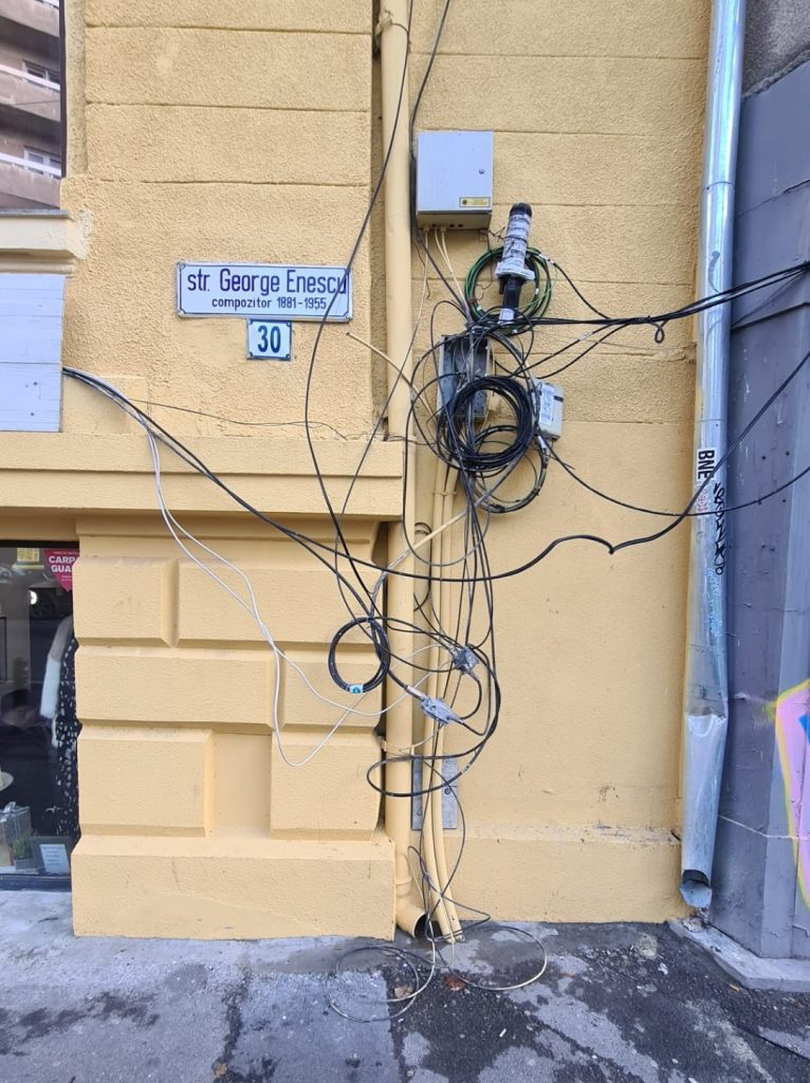Un comentator a postat o poză cu multe cabluri montate direct pe cladiri. Sursa foto: Facebook
