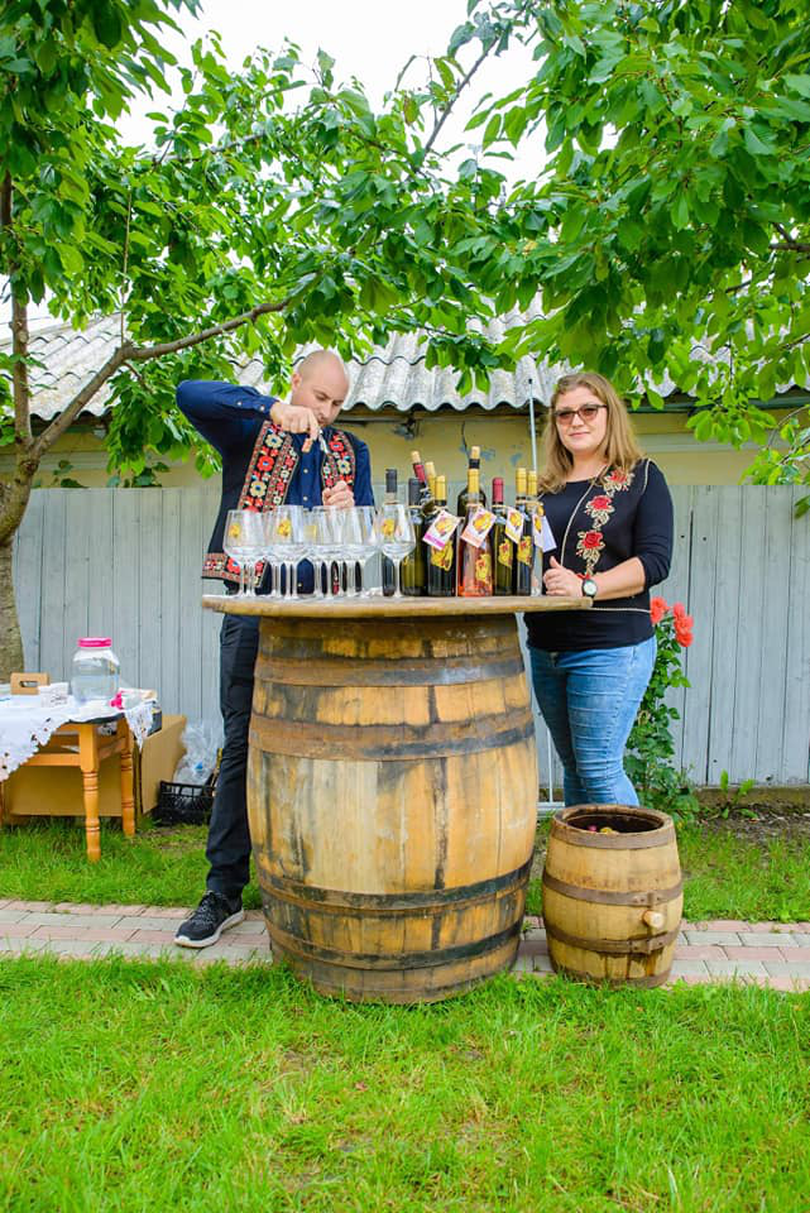 Afacerea începută de Sebastian și Ioana produce deja 5.000 de sticle de vin anual.