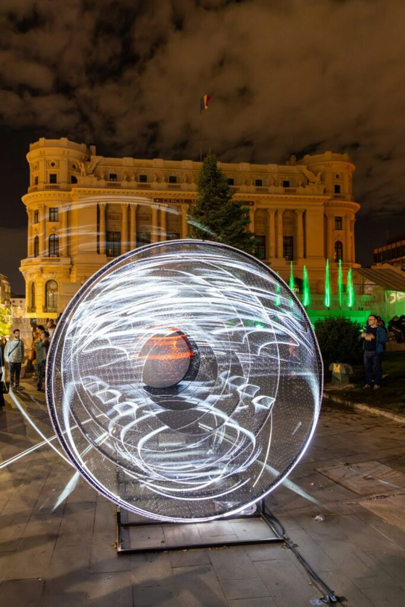 În zona statuii lui Carol I, la această ediție a Spotlight artistul Adrian Damian va prezenta „Light Rider”, o instalație care folosește lumina pentru a transforma spațiul din jurul monumentului.