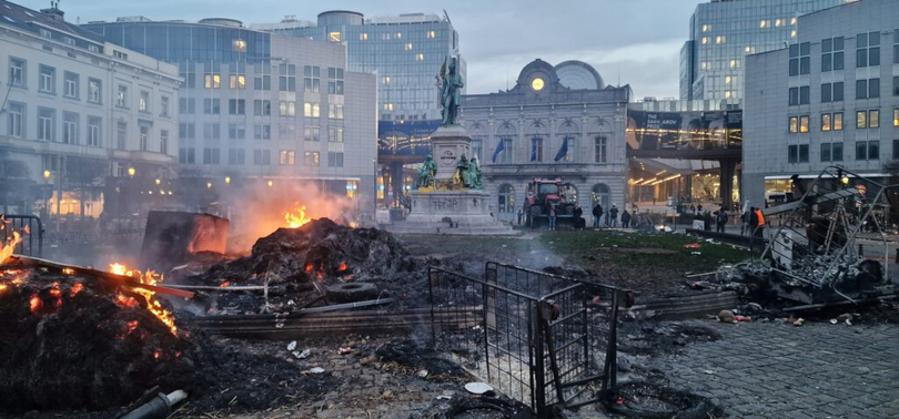 Mii de fermieri s-au adunat joi la Bruxelles, au blocat drumurile cu tractoare și au aruncat cu cartofi și ouă, protestând împotriva politicii agricole europene și a acordului comercial UE-Mercosur cu America de Sud.