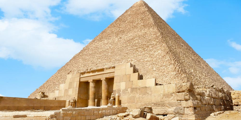 De-a lungul istoriei de 4.600 de ani, Marea Priamidă de la Giza a supraviețuit numeroaselor cutremure care au decimat clădirile din apropiere. Descoperirile, publicate în revista Scientific Reports, adaugă o nouă dimensiune ingeniozității deja uimitoare a inginerilor egipteni din antichitate.