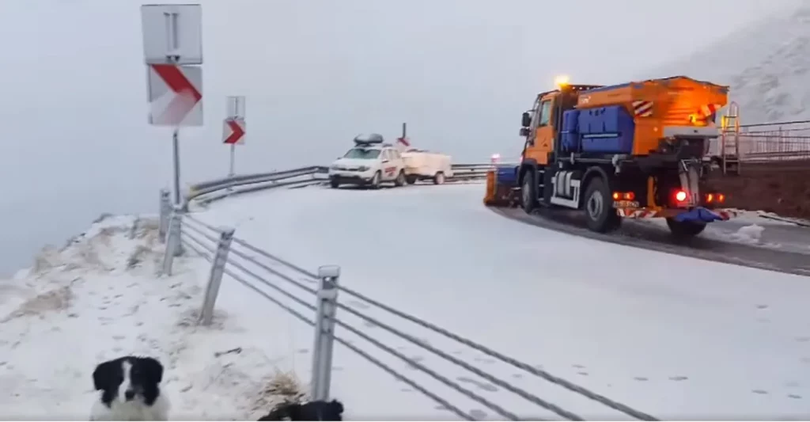 Drumarii deszăpezesc carosabilul pe Transfăgărășan