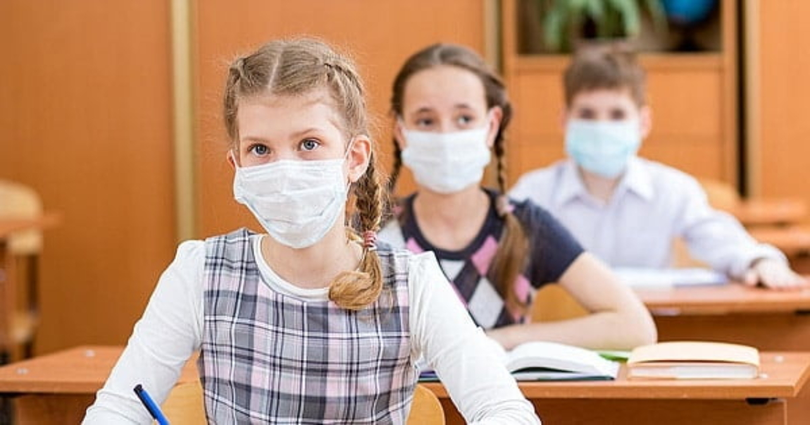 În plină epidemie gripală elevii se întorc luni în băncile școlilor. Ce reguli vor trebui să respecte? Cei bolnavi ar putea fi trimiși acasă