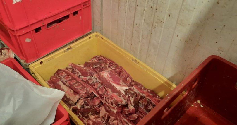 Amenzi de 25.000 de euro pentru comercianții de carne din Piața Moldovei din Focșani .Produse expirate, desigilate și tinute în frigidere murdare!