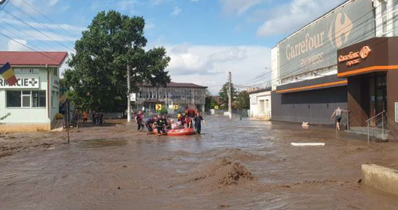 Ciolacu se află în zonele inundate din Galați