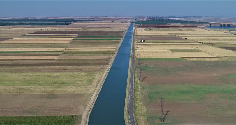 Petre Daea vrea panouri fotovoltaice plutitoare. Ministerul Agriculturii vrea să le instaleze pe canalele de irigații din România