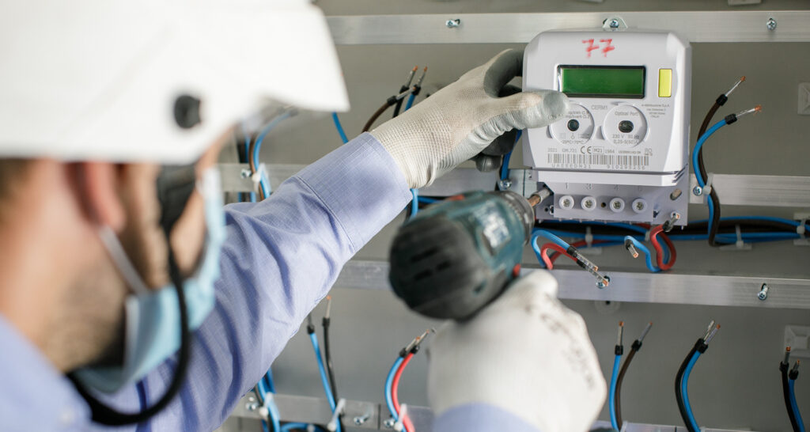 Electrician care instalează contoare inteligente.