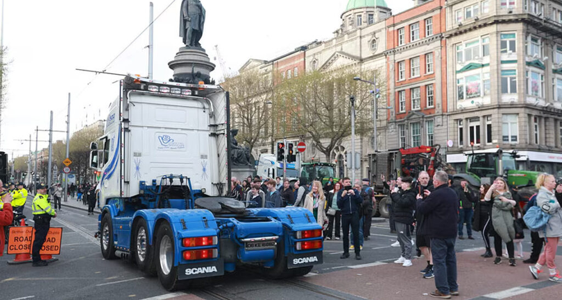 08/04/2026 Dublin, Irlanda. Perturbările de trafic continuă pe O’Connell Street din Dublin, în condițiile în care tractoarele și vehiculele grele de marfă par să rămână în oraș încă o noapte, ca parte a unui protest național privind prețurile la combustibil. Fotografie: Sasko Lazarov / © RollingNews.ie