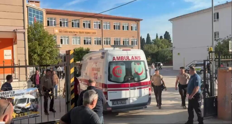 Fotografia arată o ambulanță care intră în liceul din districtul Turgutlu, provincia Manisa, Turcia, în urma unui atac armat semnalat la 22 septembrie 2026. (Foto IHA)