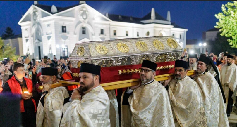 Procesiunea scoaterii spre închinare a moaștelor Sfintei Cuvioase Parascheva / Foto: pr. Silviu Cluc