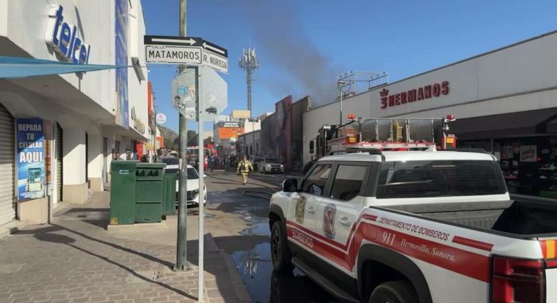 Imaginile publicate de presă arată fațada clădirii cu geamurile sparte și o pată neagră cauzată de incendiu.