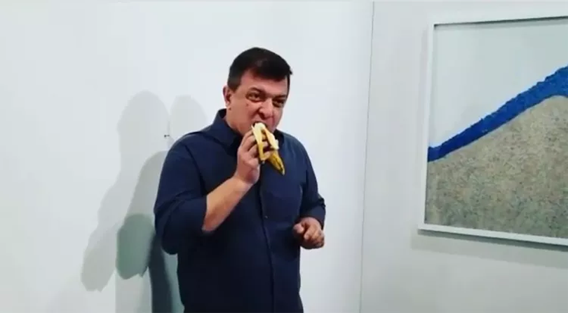 Un artist de performance, David Datuna, a mâncat opera „Comedian” în expoziția din 2019, spunând că i-e „foame”. Dar valoarea lucrării nu a făcut decât să crească.