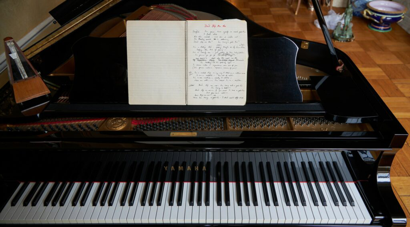 Pianul și manuscrisele lui Freddie Mercury 