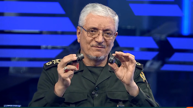 Generalul Reza Talaei-Nik arată spectatorilor un conector defect în timpul unui interviu în direct la IRINN pe 31 august 2023.