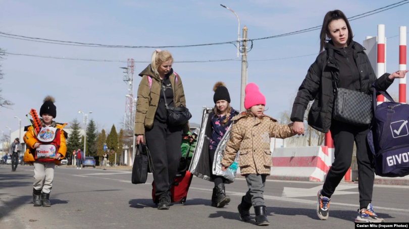 Numărul ucrainenilor care fug din calea războiului este în creștere. Poliția de Frontieră anunță aglomerație la granițele țării