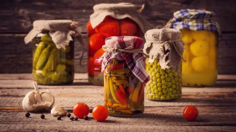 Cum poți depozita borcanele desfăcute cu murături