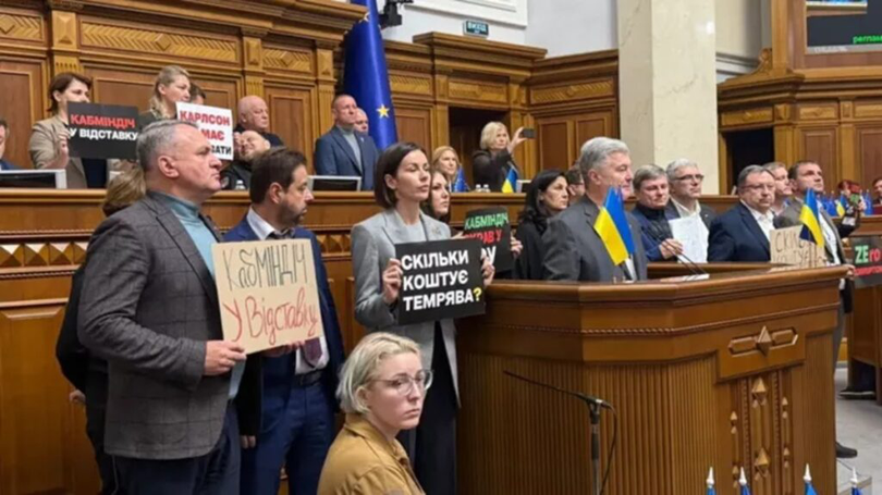 Petro Poroșenko, fost președinte al Ucrainei și lider al partidului de opoziție Solidaritatea Europeană, a cerut marți demiterea întregului guvern ucrainean.