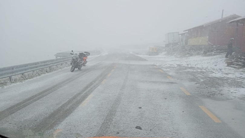 Iarna afectează mult prea devreme România. Pe un drum intens circulat zăpada are deja 16 cm, iar o bandă a fost blocată din cauza pietrelor căzute pe carosabil