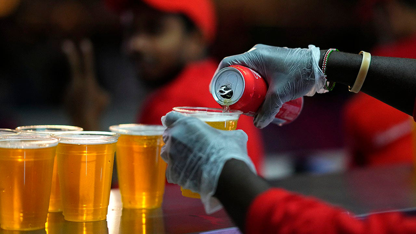 Care va fi destinul dozelor de bere de 75 de milioane de euro irosite la Campionatul Mondial 2022 din Qatar?