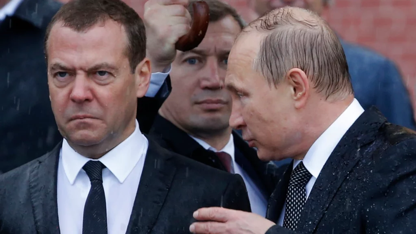 Dmitri Medvedev, alături de Vladimir Putin