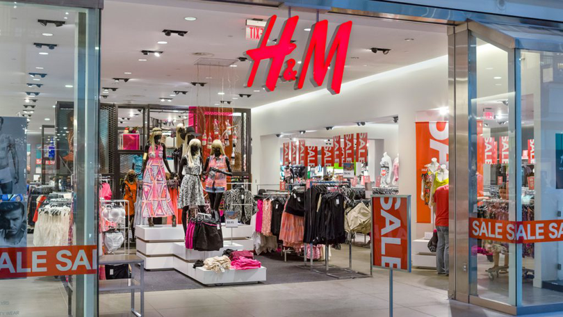 Gigantul H&M abandonează România. Suedezii mai lucrează cu doar 4 din cele 20 de fabrici cu care aveau contract în 2020