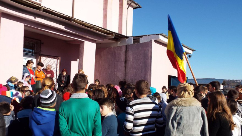 Festivitățile dedicate Zilei Naționale la Școala Pârjol, la care elevii de etnie maghiară nu au fost invitați. Sursa: Ziarul de Bacău 