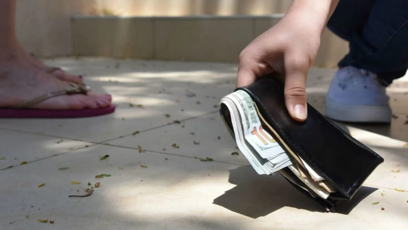 51% dintre cei care au găsit portofele cu bani pe stradă le-au returnat