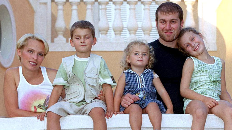 Abramovici cu soția și copiii săi, care s-au trezit miliardari peste noapte