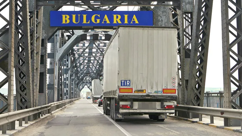 Șoferii de TIR care intră în Bulgaria vor plăti o taxă de 10 euro pentru dezinfectarea mașinilor 