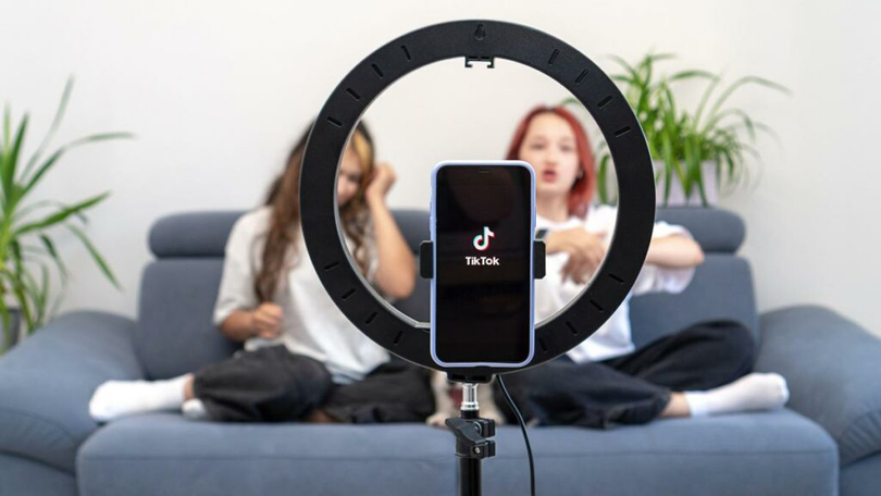 Mai mult de 8 din 10 adolescenţi accesează zilnic platforma TikTok 