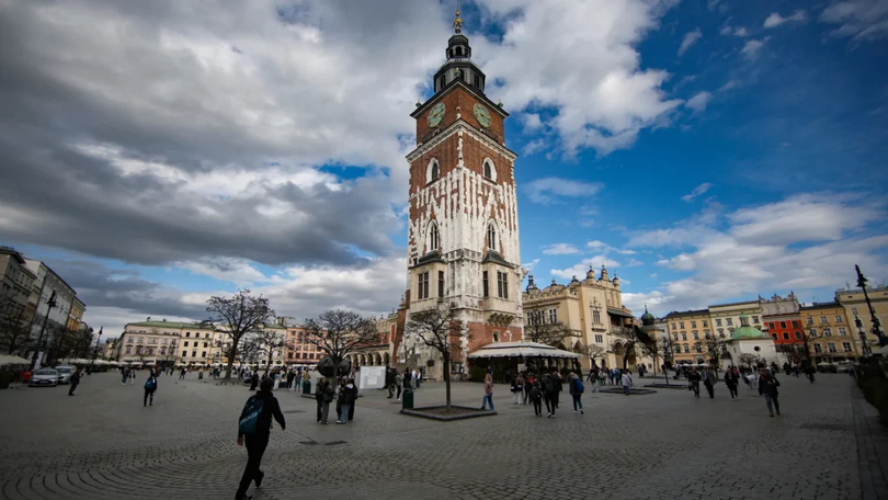 Turnul Primăriei din Cracovia este unul dintre principalele puncte de atracție ale Pieței Centrale din cartierul Vechi al orașului Cracovia. © Cancelaria Prim-ministrului / PAP S.A.