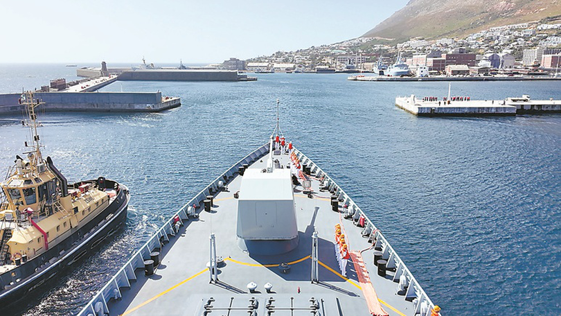 Distrugătorul cu rachete ghidate Tangshan (nava 122) acostează în Portul Simon’s Town, Africa de Sud. (Copyright Foto: Du Jiangfan)
